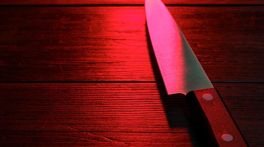 Bir garip olay... Kendini sırtından bıçakladı! Nedeni ise şaşkına çevirdi