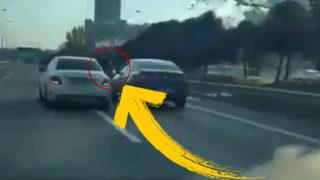 Daha önce böylesini görmediniz! Seyir halindeki araçtan sarktı başka araca saldırdı