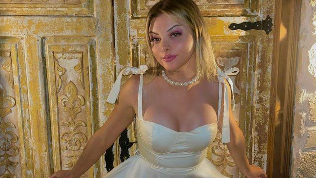 Fenomen Asya Burcum yılbaşı kombini giyerken TikTok çekti! File çoraplı kombini defalarca izlendi