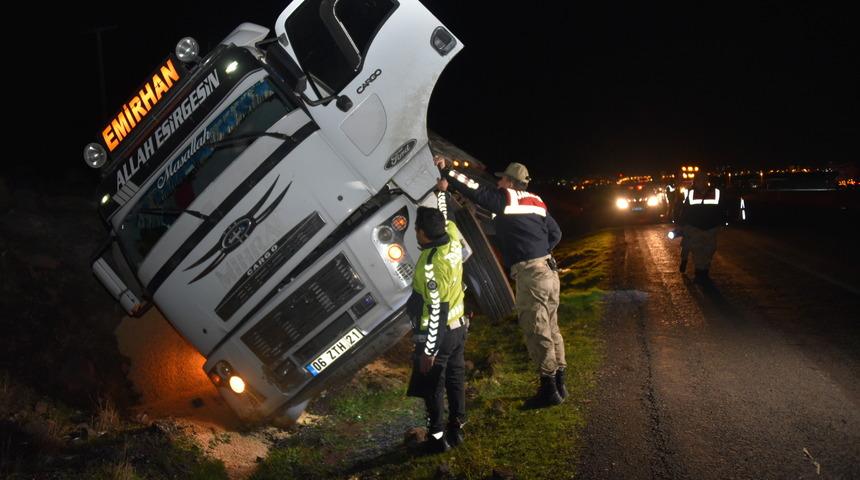 Şanlıurfa'da şarampole devrilen kamyondaki 2 kişi yaralandı