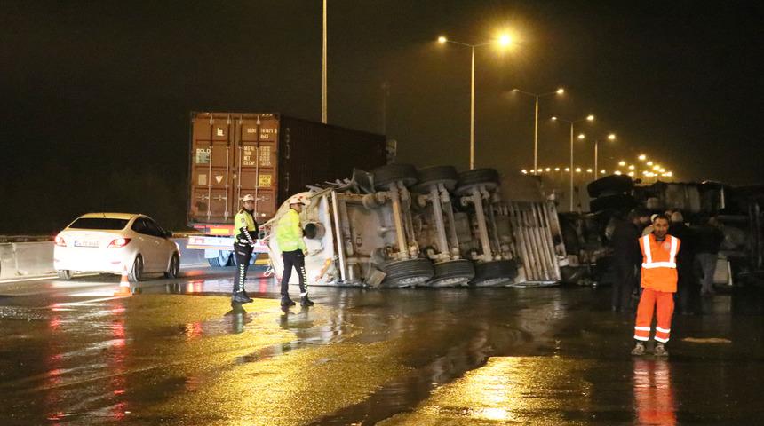 İzmir'de devrildikten sonra alev alan vidanjör itfaiye ekiplerince sündürüldü