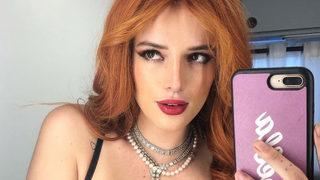 Porno yönetmeni Bella Thorne dekolteli Noel kostümüyle ilgi odağı oldu