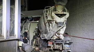 Kocaeli'de otomobille çarpışan beton mikseri köprüden düştü 3 kişi yaralandı