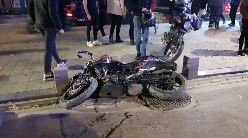 İzmit'te trafik levhasına çarpan motosikletteki 2 kişi yaralandı