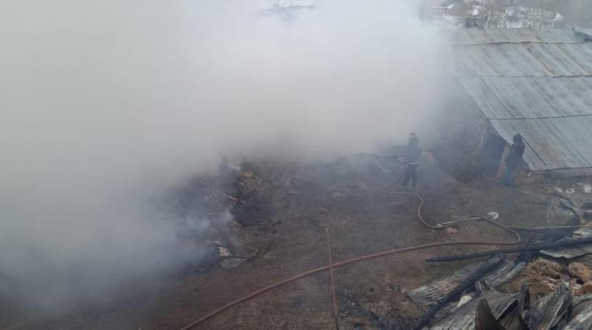 Bayburt’ta meydana gelen iki ayrı yangında 5 ev ile 1 ahırda hasar oluştu