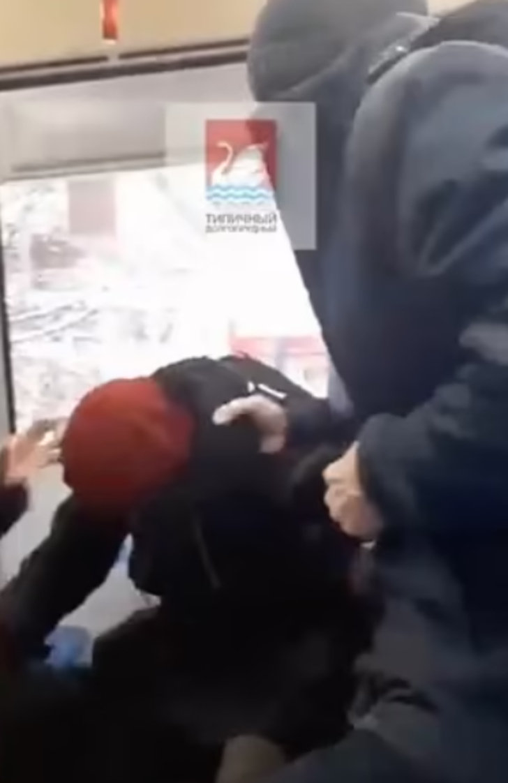 Ukrayna savaşını ve Rusya lideri Vladimir Putin’i eleştiren yaşlı kadını yaka paça otobüsten dışarı attılar! “Sen kimsin liderimizi eleştiriyorsun?” G1