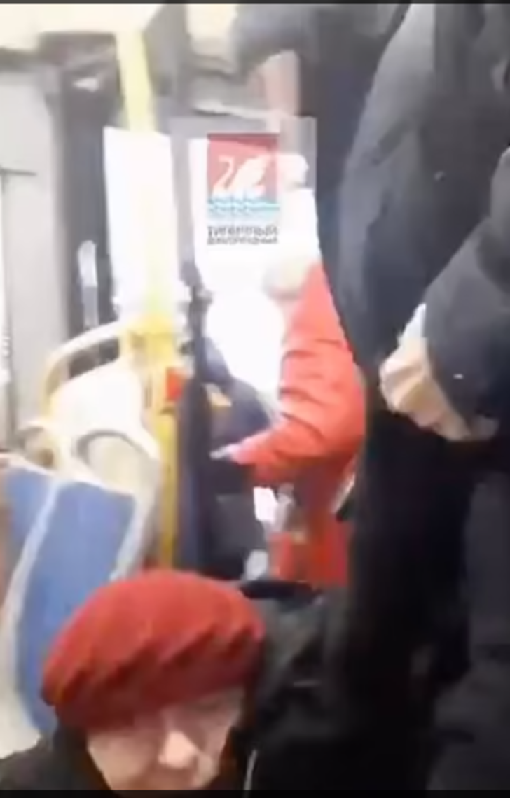 Ukrayna savaşını ve Rusya lideri Vladimir Putin’i eleştiren yaşlı kadını yaka paça otobüsten dışarı attılar! “Sen kimsin liderimizi eleştiriyorsun?” G2