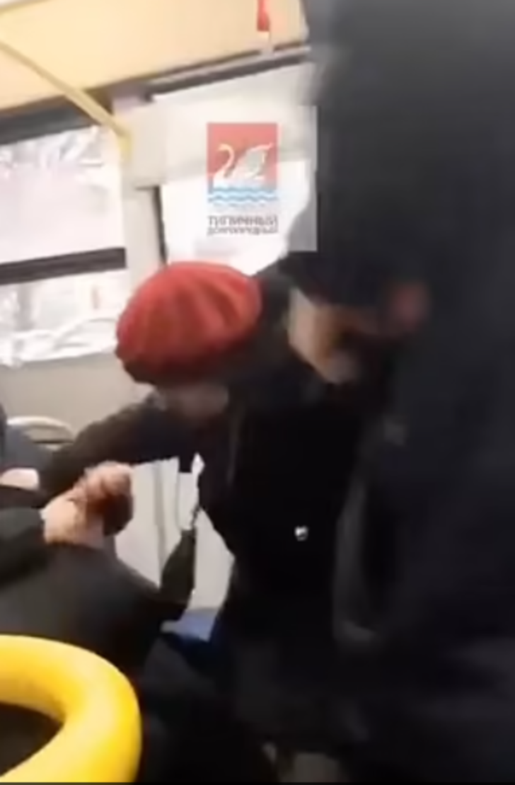 Ukrayna savaşını ve Rusya lideri Vladimir Putin’i eleştiren yaşlı kadını yaka paça otobüsten dışarı attılar! “Sen kimsin liderimizi eleştiriyorsun?” G3