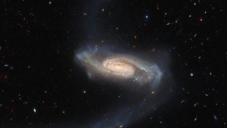 Hubble Uzay Teleskobu'ndan şaşırtan keşif! "Tuhaf" kollu galaksi