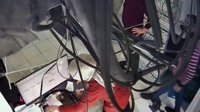 Antalya'da akılalmaz olay! Diyeti bozan kedi tavanı çökertti: Çok rahat çok profesyonel