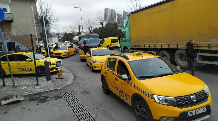İstanbul'da ulaşıma yapılan zammın ardından kuyruk oldu! Taksimetre güncellemesi için akın ettiler