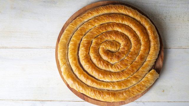 Pırasalı el açması börek nasıl yapılır? Zuhal Topal'la Yemekteyiz pırasalı el açması börek malzemeleri ve tarifi!
