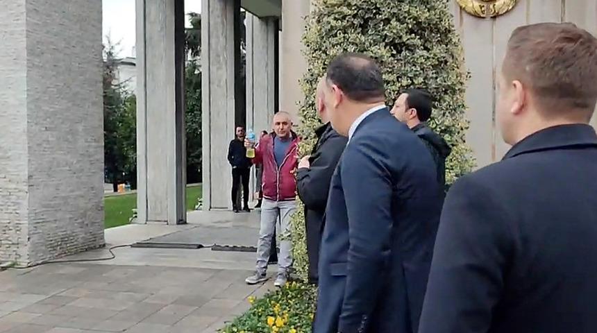 Ekrem İmamoğlu ile görüşmesine izin verilmedi! Saraçhane'de hareketli anlar... Üzerine benzin döküp...