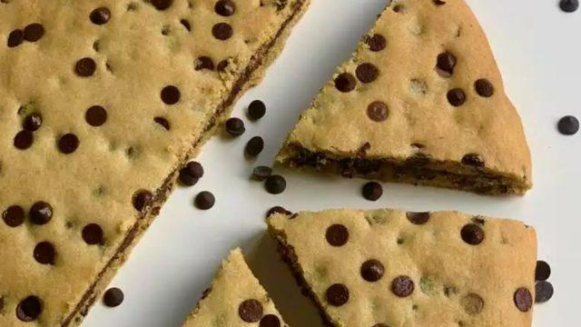 Görüntüsüyle iştah kabartan Cookie pie tarifi! Dev cookie nasıl yapılır?