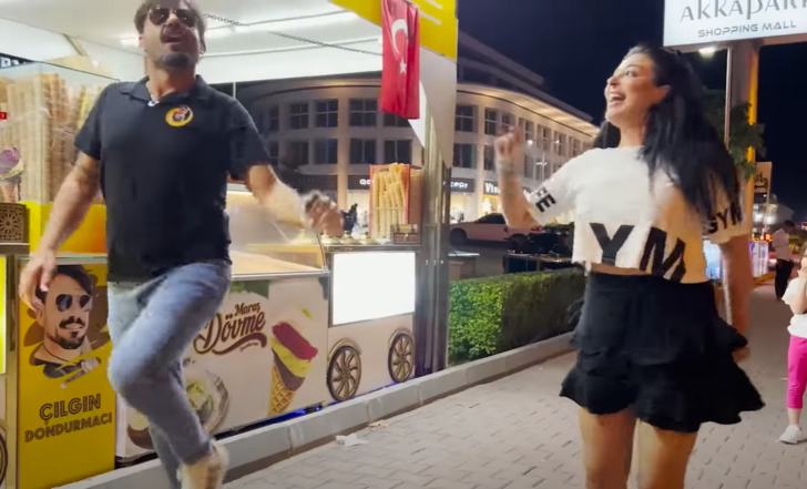 Çılgın Dondurmacı'nın mini etekli müşterisiyle dansı olay oldu! 'Ortam şahane' TikTok fenomeni en sonunda zorla... G4