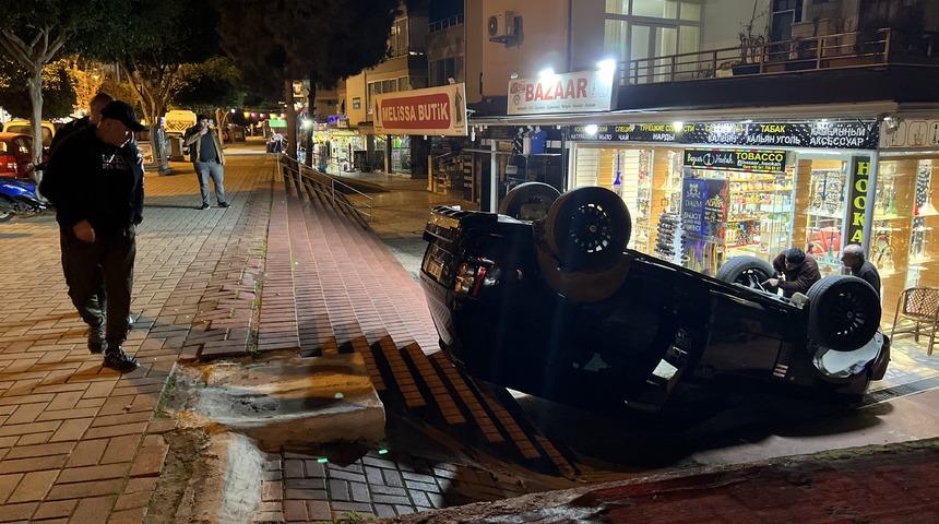 Alanya'da sahibinin viteste bıraktığı araç binanın bahçesine devrildi