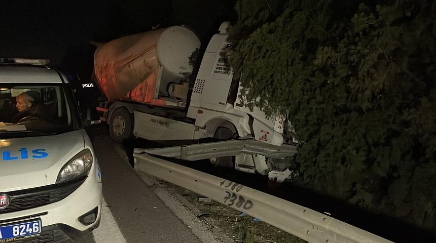 Adana'da refüjdeki bariyerlere çarpan silobasın şoförü öldü