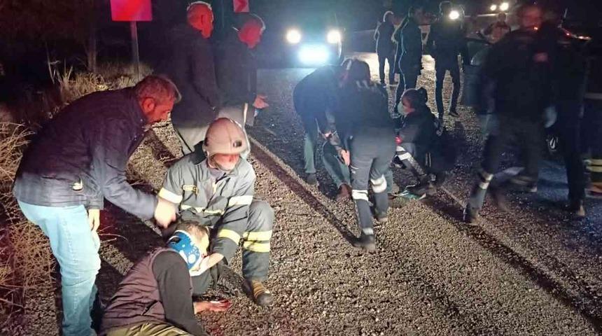 İki ara&ccedil; kafa kafaya &ccedil;arpıştı, 6 kişi yaralandı