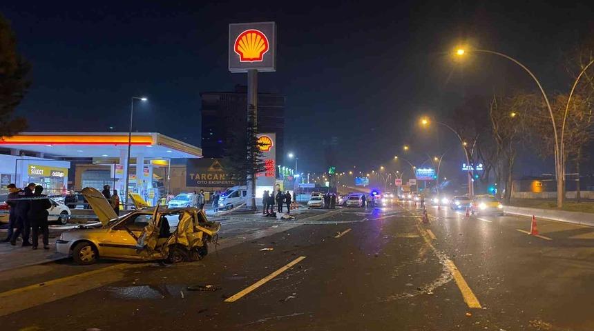 Kontrolden çıkan otomobil önünde seyir halinde olan araca çarptı: 2 ölü, 1’i ağır 3 yaralı