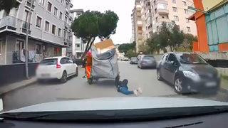 Yer: Kartal... Motosiklet sepetindeki çocuk yola düştü, arkadan gelen otomobil son anda durdu! O anlar kamerada