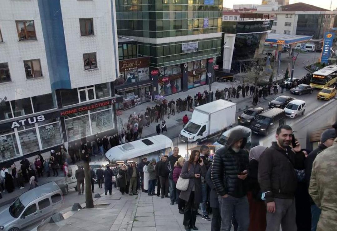 SON DAKİKA | SGK &ouml;n&uuml;nde EYT kuyruğu! Sabah saatlerinde akın ettiler: Pirim g&uuml;nleri...