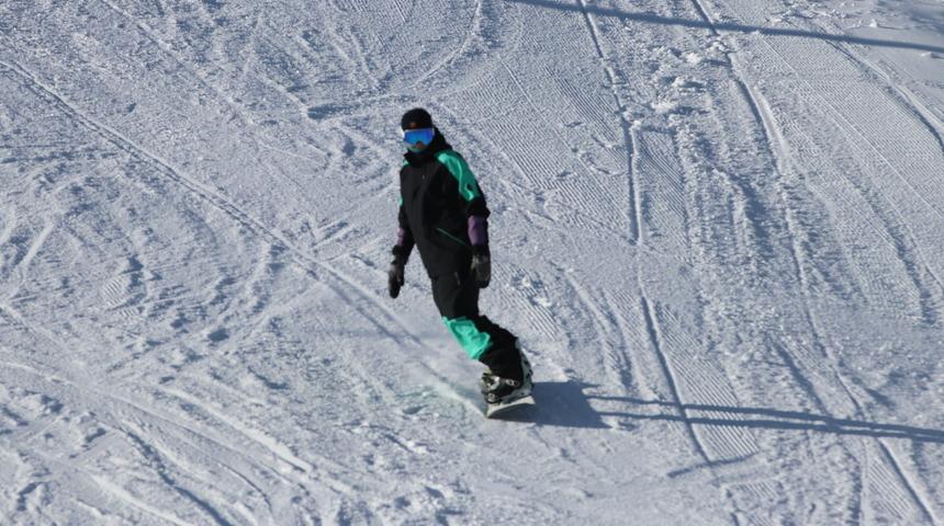 Kartalkaya'da kayak ve snowboard yaparak tatil keyfi yaşadılar