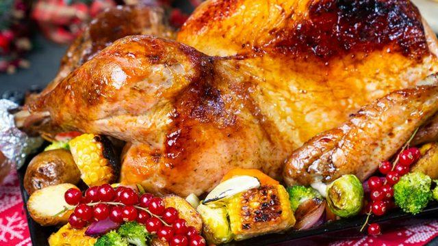 Yılbaşının olmazsa olmazı: Üzeri nar gibi kızaran hindi tarifi! Tüm püf noktalarıyla hindi nasıl yapılır?