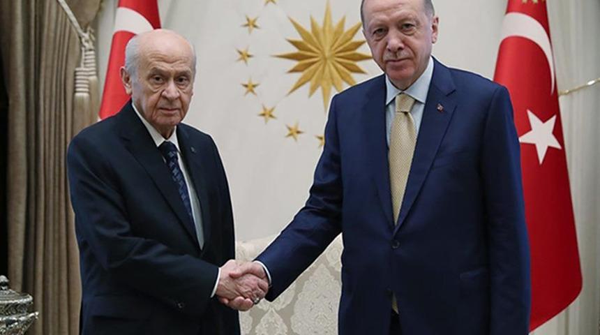 Son Dakika: Gül ve pasta detayı dikkat çekti! Cumhurbaşkanı Erdoğan ile MHP lideri Bahçeli arasında kritik görüşme