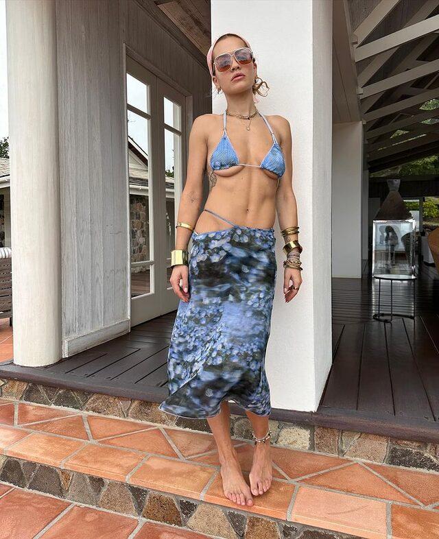 Rita Ora'nın göğüsleri bikinisine sığmadı! Plaj pozuna yorum yağdı