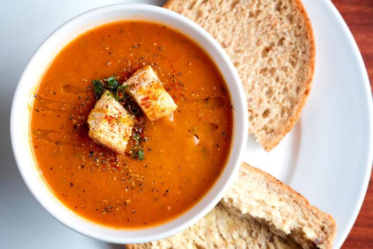 Köz domates ve kapya biberli çorba nasıl yapılır? Zuhal Topal'la Yemekteyiz köz domates ve kapya biberli çorba tarifi!