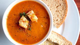 Köz domates ve kapya biberli çorba nasıl yapılır? Zuhal Topal'la Yemekteyiz köz domates ve kapya biberli çorba tarifi!