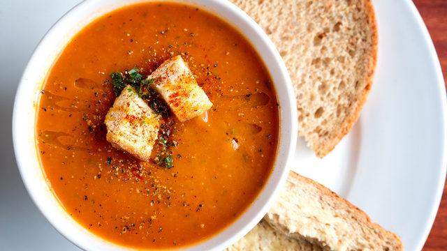 Köz domates ve kapya biberli çorba nasıl yapılır? Zuhal Topal'la Yemekteyiz köz domates ve kapya biberli çorba tarifi!