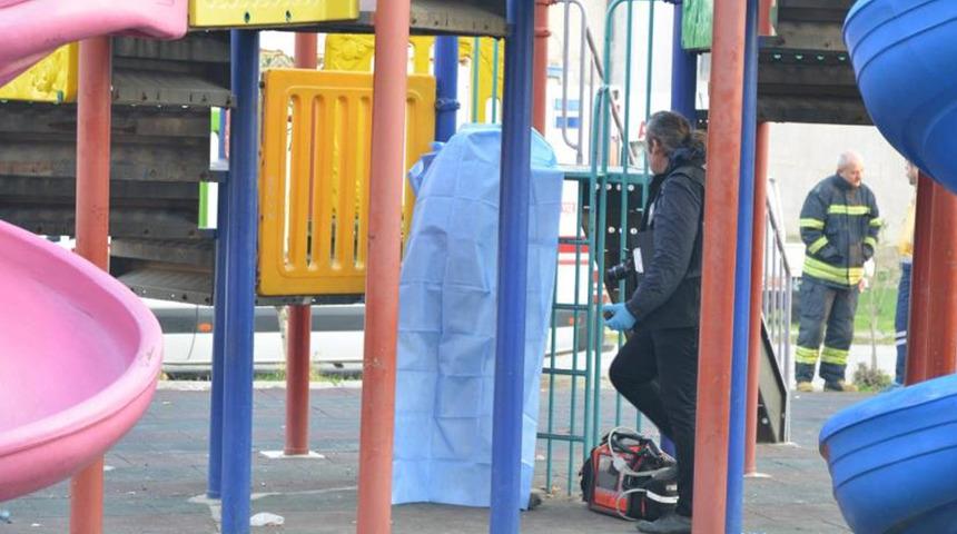 Sabah işe gidenler &ccedil;ocuk parkındaki manzarayı g&ouml;r&uuml;nce hayatlarının şokunu yaşadı! Kaydırakta hayatına son verdi