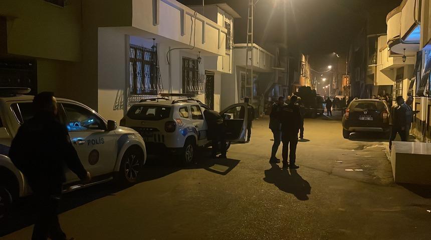 Adana'da sokakta silahlı saldırıya uğrayan 3 kişi yaralandı