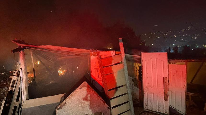 İzmir'de ormanlık alanda çıkan yangında 4 baraka kullanılamaz hale geldi