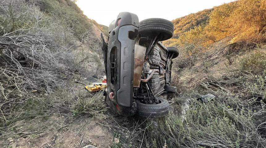 Aracıyla metrelerce y&uuml;ksekten d&uuml;şt&uuml;! Feci kazada kurtarıcısı o oldu