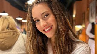 Yalı Çapkını'nın Suna'sı Beril Pozam dekolteli pozuyla bakana bir daha baktırdı