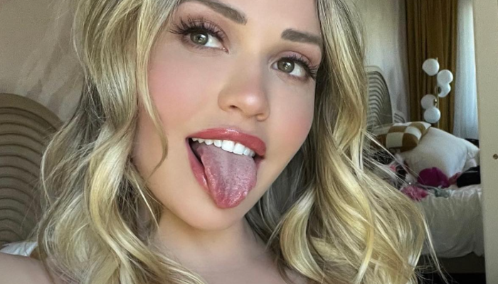 Olay poz! Transparan iç çamaşırıyla göğüslerini ön plana çıkarttı