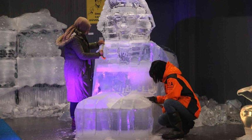 Buzu yontarak heykel yapıyorlar