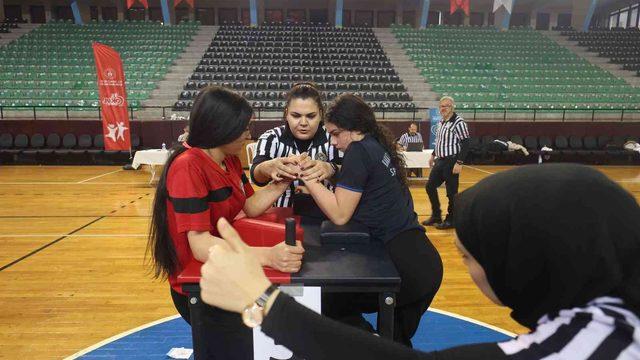 Denizli’de 194 kadın ve 200 erkek bilek güreşinde yarışıyor