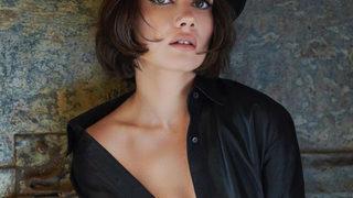 Sevda Erginci ceket içine hiçbir şey giymedi! İddialı pozlar