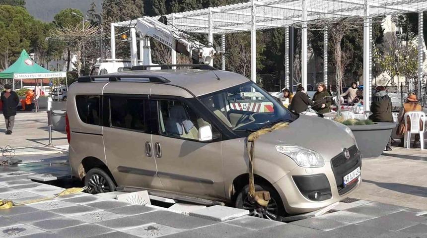 Araç su fıskiye alanını çökertti, mahsur kaldı