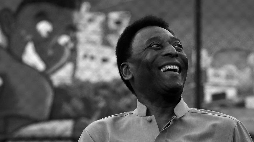 Vefatıyla futbol dünyasını yasa boğan Pele'nin vasiyeti yerine getirilecek! Mezara 'dikey' şekilde gömülecek...