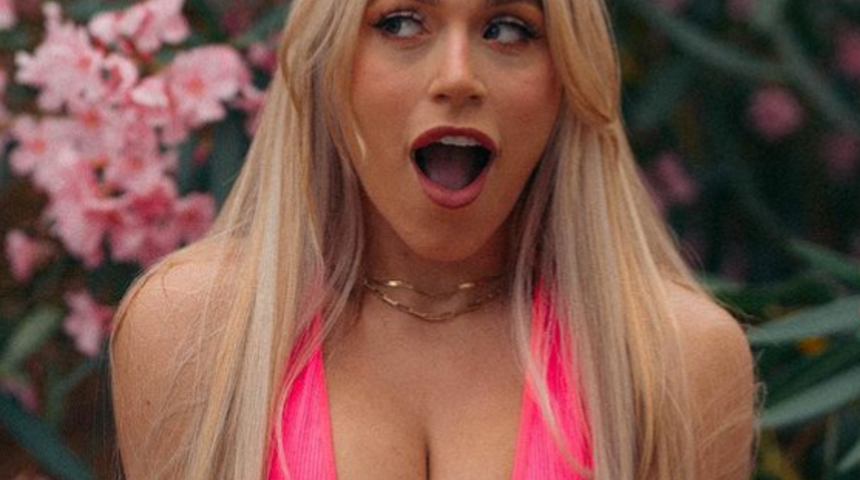 Sosyal medya fenomeni Elle Brooke’un Noel Baba kostümü nefesleri kesti! Transparan detay gözlerinde kaçmadı