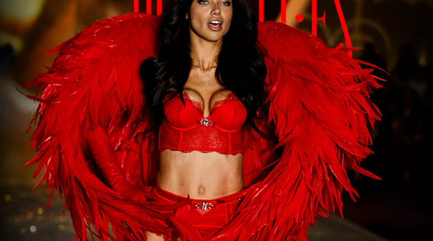 B&uuml;t&uuml;n bir yıl şans getiriyor! Yılbaşında kırmızı i&ccedil; &ccedil;amaşırı neden giyilir?  