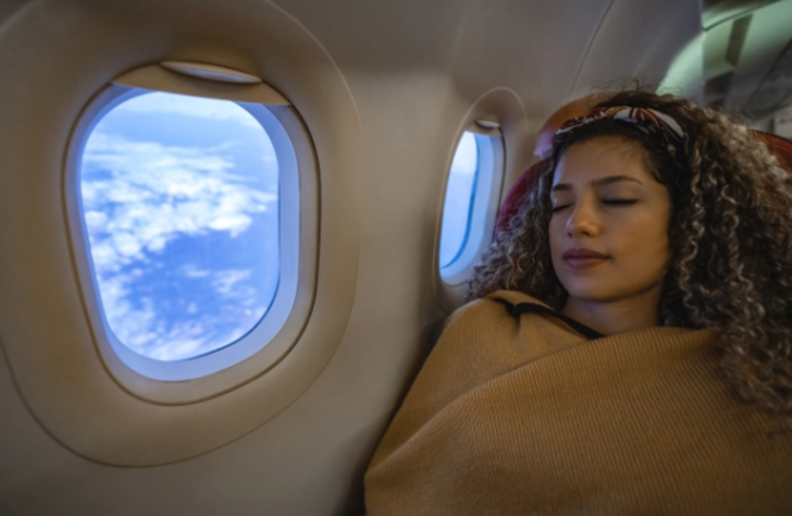 Uçuş görevlisi merak edilen sorunun cevabını verdi! “Uçakların için neden soğuk olur?”