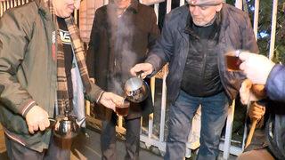 SGK önünde EYT kuyruğu! Geceden sıraya girdiler, çay demleyip içtiler