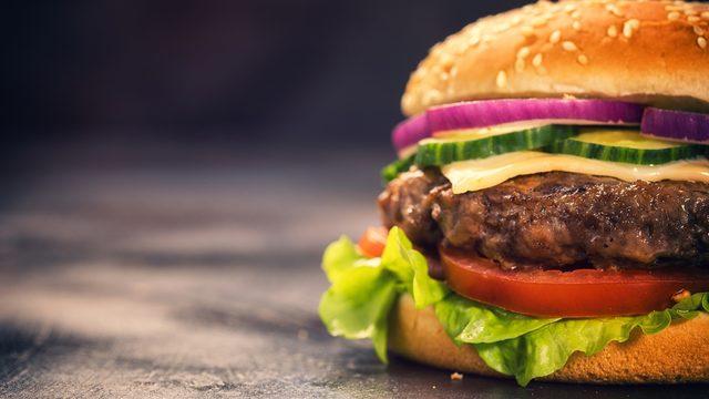 4 yılda yüzde 624'lik zam! Ünlü fast food zincirinin hamburger fiyatlarındaki değişimi gündem oldu: 2018'de 115, 2022'de 84 adet...