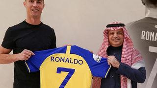 Cristiano Ronaldo'nun transferi resmen açıklandı! Ronaldo Al Nassr formasını giydi, pozunu verdi! Futbolseverler şimdi o soruyu merak ediyor! 'Al Nassr maçları hangi kanalda?'