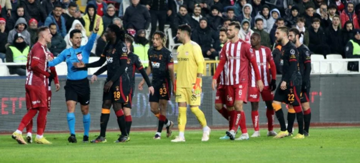 Sivasspor Galatasaray maçının hakemi Erkan Özdamar ve Özgüç Türkalp'in VAR konuşmaları ortaya çıktı! Tarihte görülmemiş ceza...  G3
